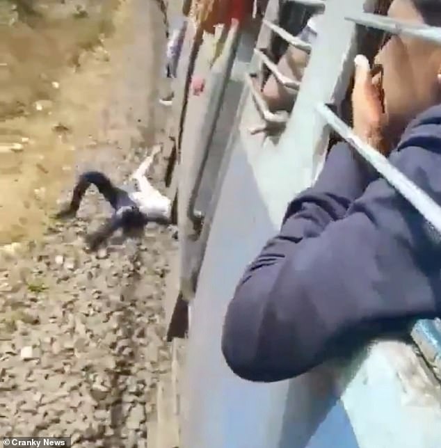 Khoảnh khắc kinh hãi không dành cho người yếu tim: Nam thanh niên rơi xuống đường ray lúc tàu đang di chuyển, nhưng kết cục khiến hành khách vỗ tay ầm ầm - Ảnh 3.