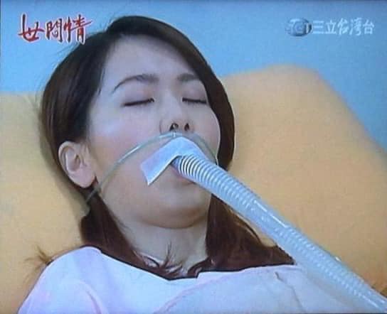 Đỉnh cao phim Hoa ngữ: Băng bó vết thương như trò trẻ con, ống thở được nối ở cằm khiến khán giả bị sốc  - Ảnh 5.