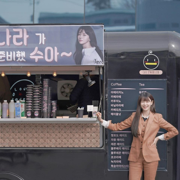 Một mực phủ nhận hẹn hò nhưng Lee Jong Suk lại bí mật gửi "tín hiệu tình yêu" tới phim trường Itaewon Class để cổ vũ bạn gái tin đồn - Ảnh 2. Một mực phủ nhận hẹn hò nhưng Lee Jong Suk lại bí mật gửi "tín hiệu tình yêu" tới phim trường Itaewon Class để cổ vũ bạn gái tin đồn - Ảnh 2.