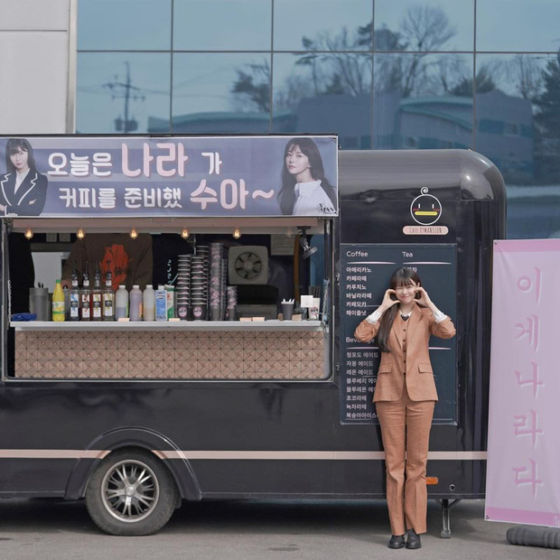 Một mực phủ nhận hẹn hò nhưng Lee Jong Suk lại bí mật gửi "tín hiệu tình yêu" tới phim trường Itaewon Class để cổ vũ bạn gái tin đồn - Ảnh 3. Một mực phủ nhận hẹn hò nhưng Lee Jong Suk lại bí mật gửi "tín hiệu tình yêu" tới phim trường Itaewon Class để cổ vũ bạn gái tin đồn - Ảnh 3.