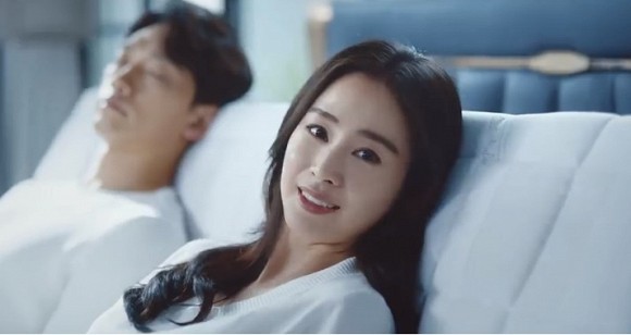 Sau 3 năm kết hôn, vợ chồng Kim Tae Hee và Bi Rain lần đầu khiến dân tình phát sốt với &quot;cảnh giường chiếu&quot; - Ảnh 6.