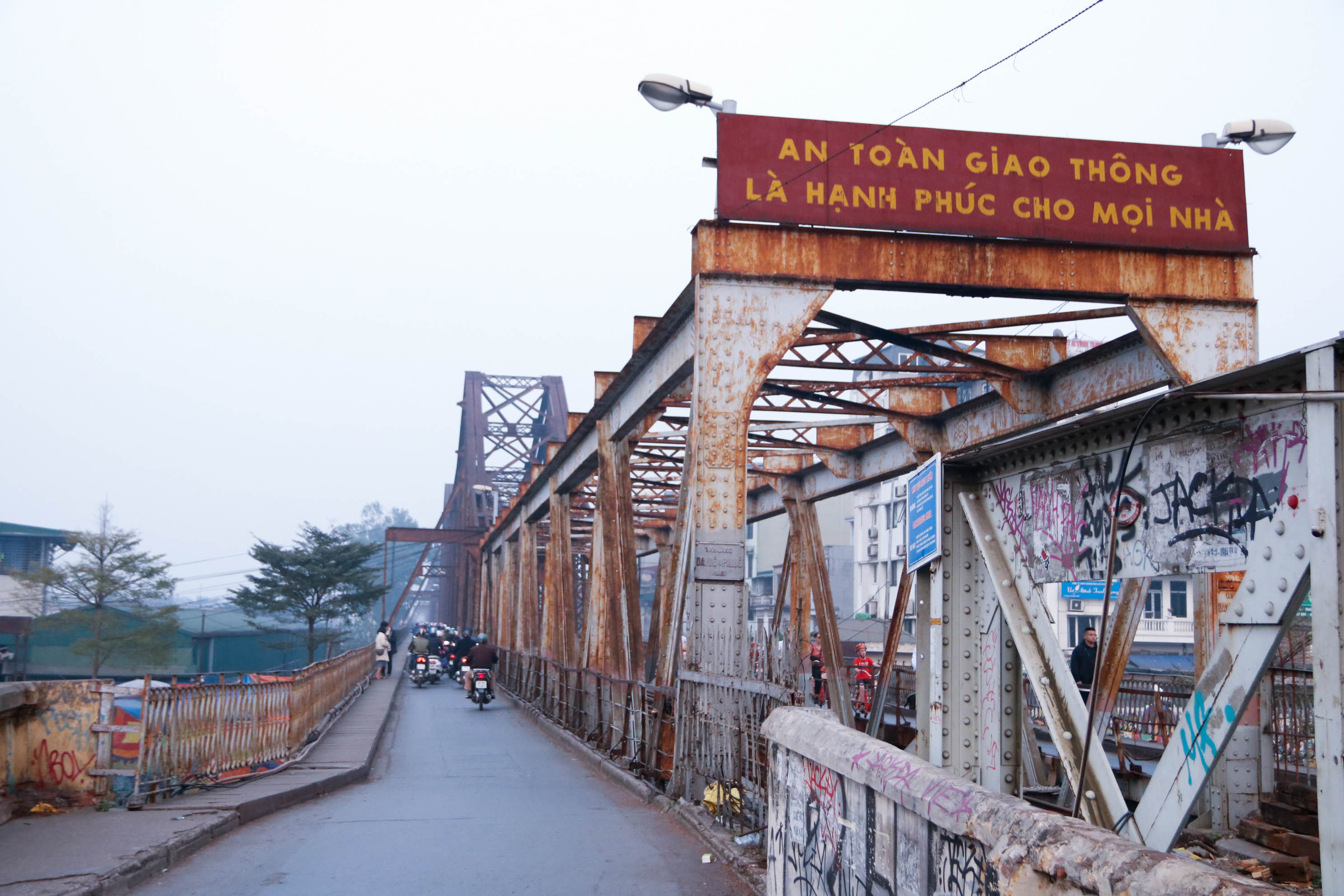 Cầu Long Biên xuống cấp đến không ngờ, mặt đường bị cày xới khiến người dân đi lại gặp nhiều khó khăn - Ảnh 1.