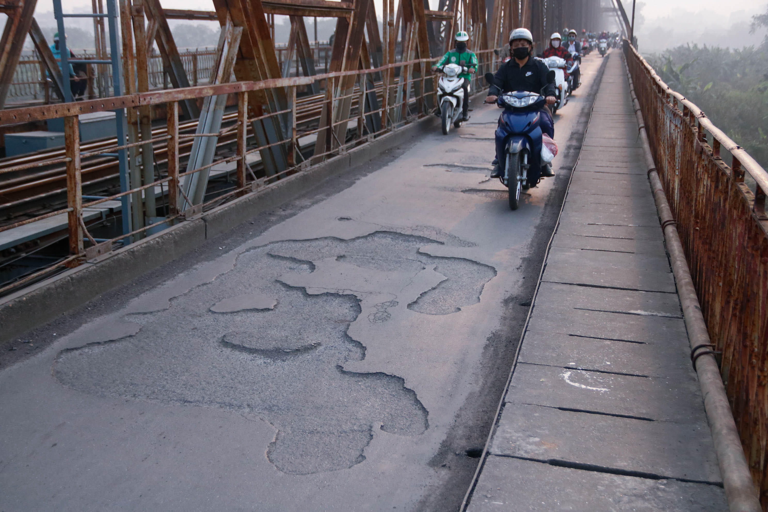 Cầu Long Biên xuống cấp đến không ngờ, mặt đường bị cày xới khiến người dân đi lại gặp nhiều khó khăn - Ảnh 3.