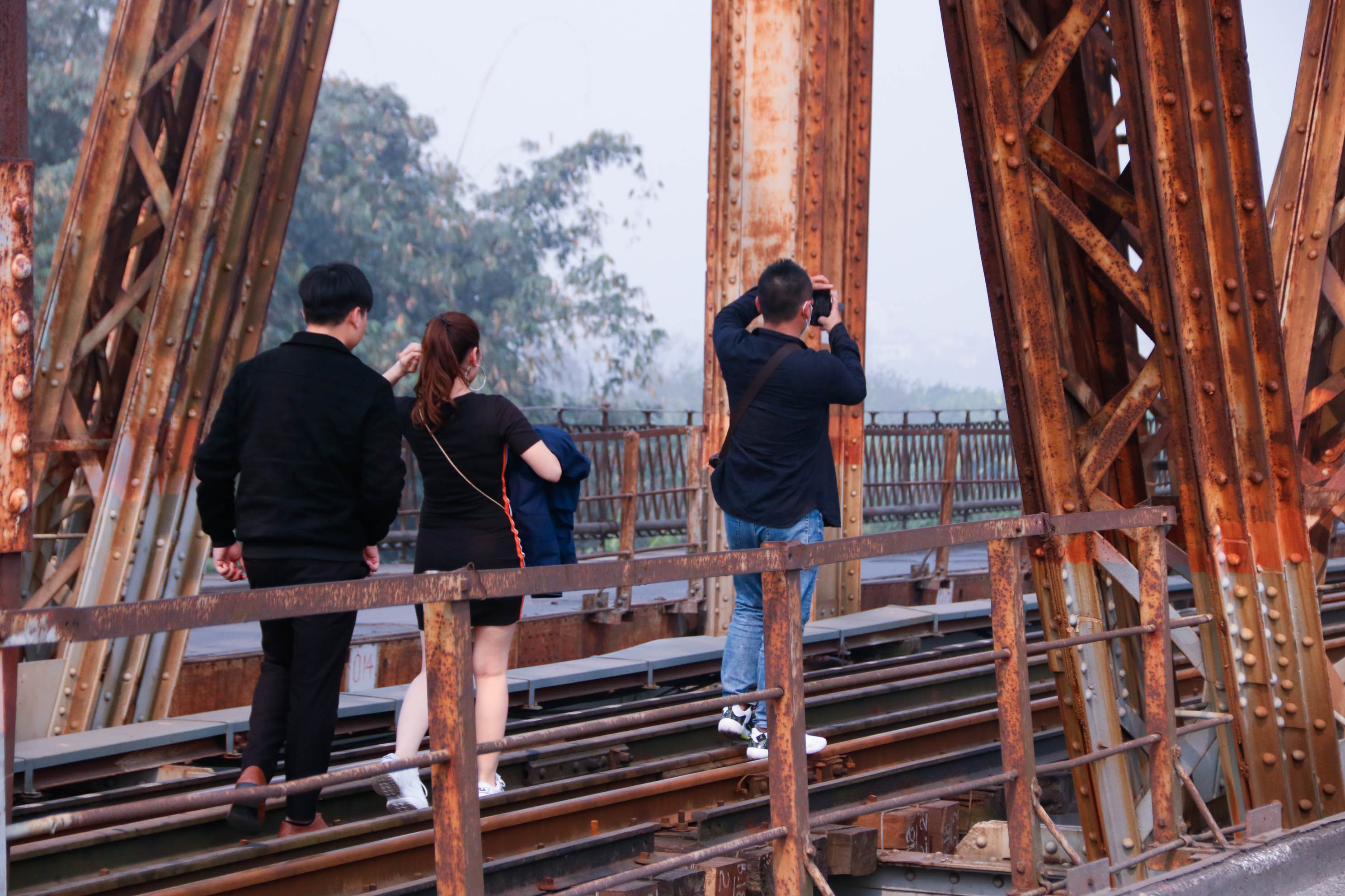 Cầu Long Biên xuống cấp đến không ngờ, mặt đường bị cày xới khiến người dân đi lại gặp nhiều khó khăn - Ảnh 7.