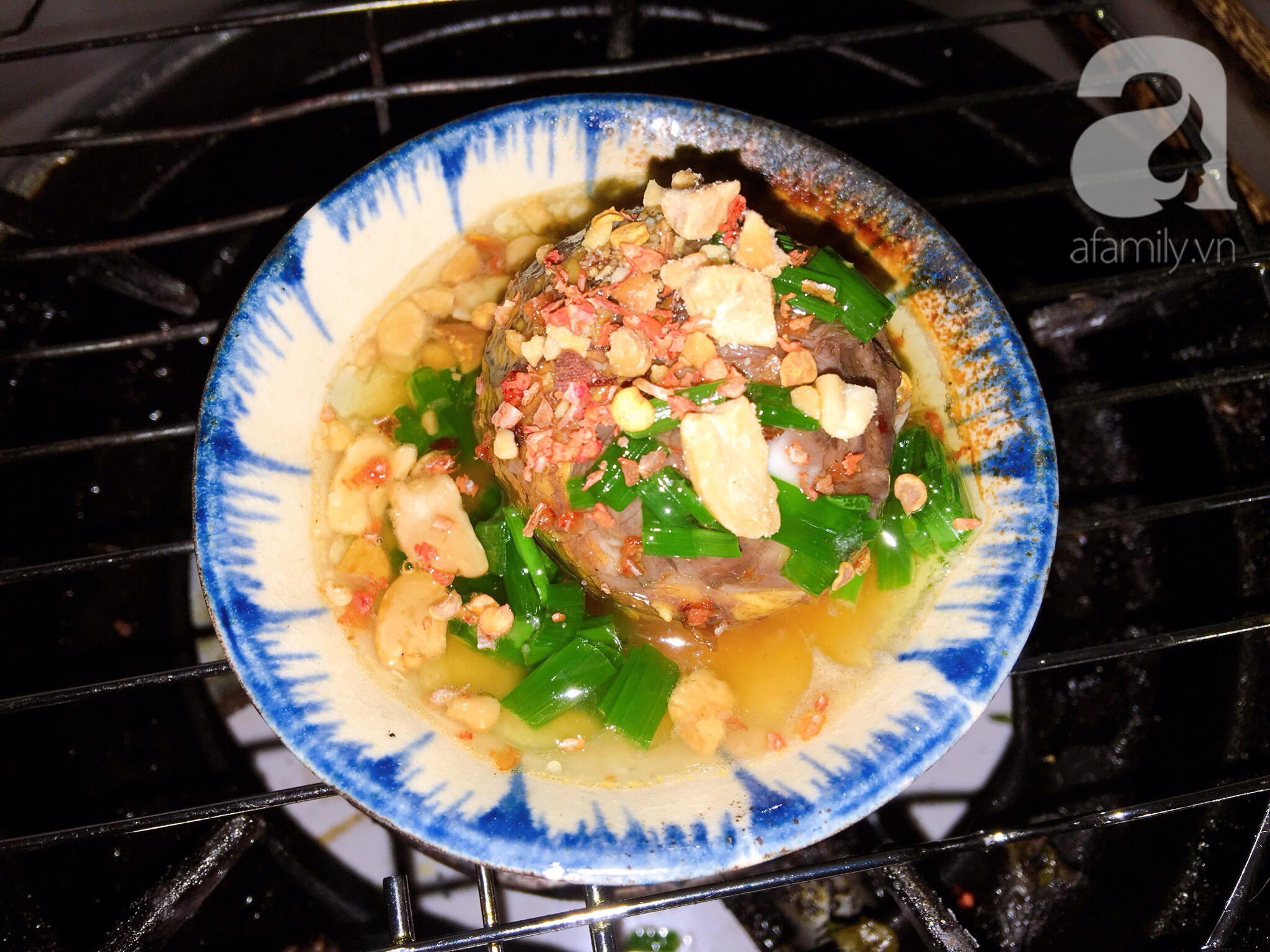 Trứng vịt lộn nướng mỡ h&agrave;nh - m&oacute;n ăn vặt mới toanh si&ecirc;u hấp dẫn - Ảnh 6.