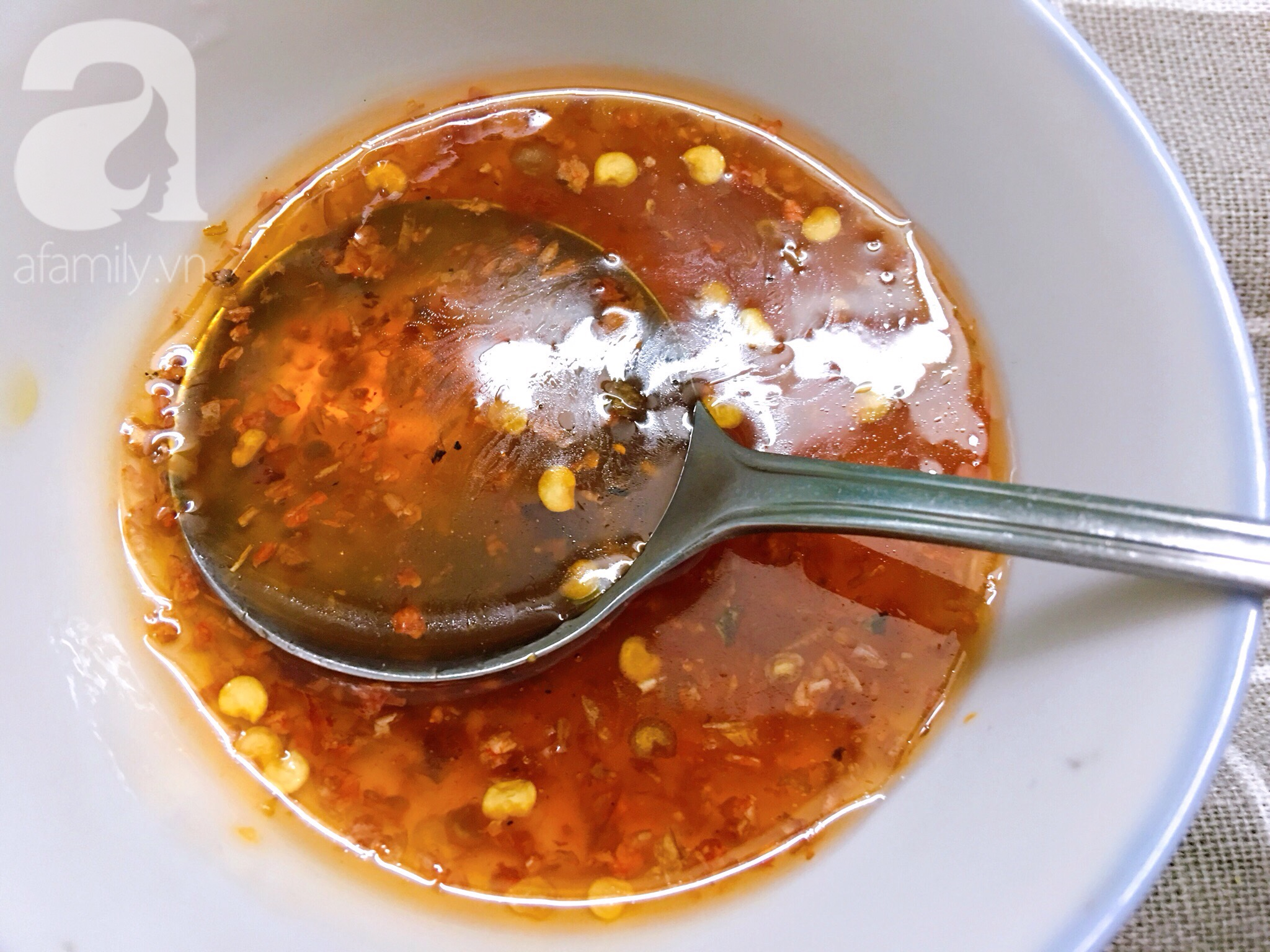 Trứng vịt lộn nướng mỡ h&agrave;nh - m&oacute;n ăn vặt mới toanh si&ecirc;u hấp dẫn - Ảnh 4.