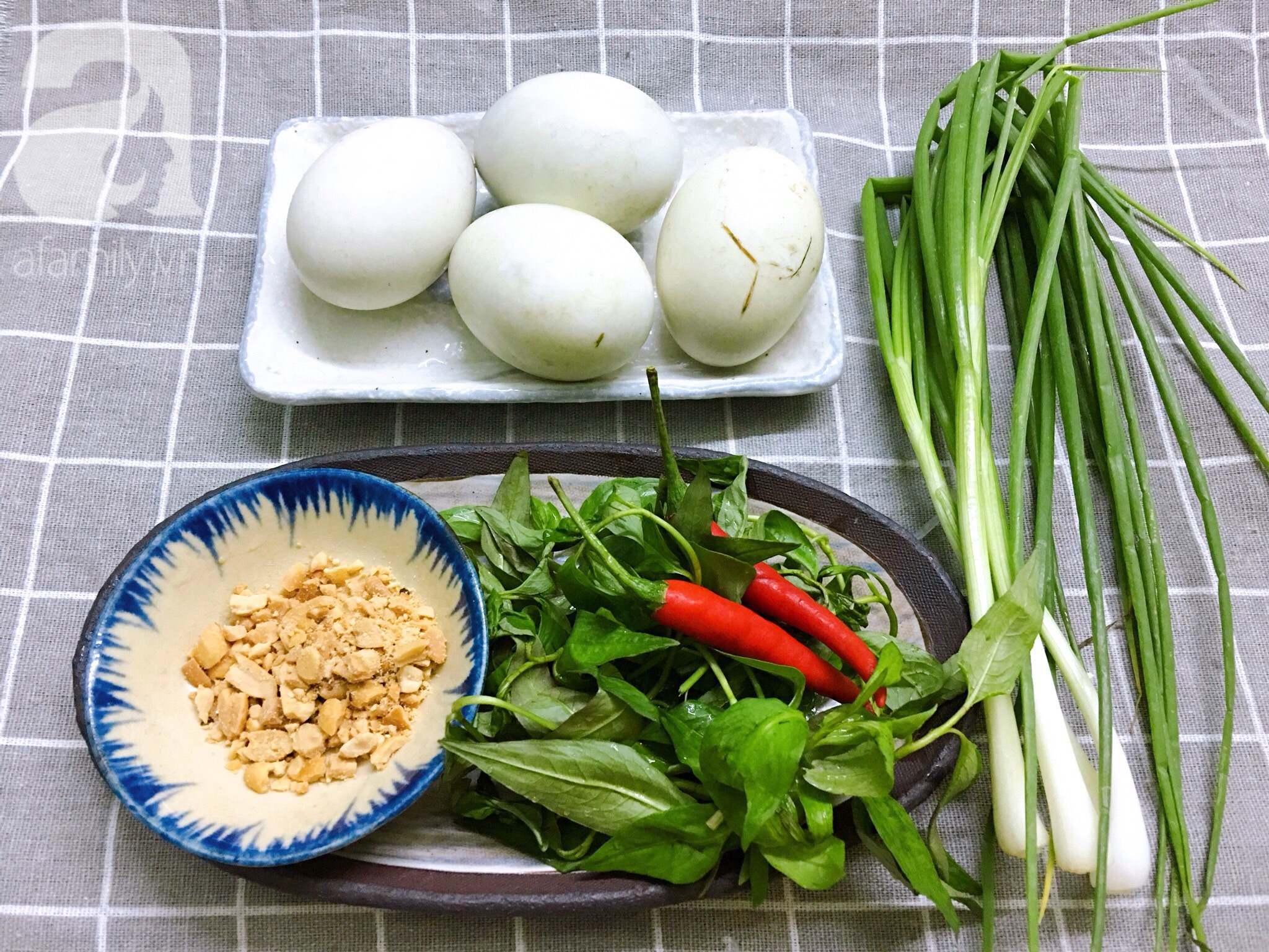 Trứng vịt lộn nướng mỡ h&agrave;nh - m&oacute;n ăn vặt mới toanh si&ecirc;u hấp dẫn - Ảnh 1.