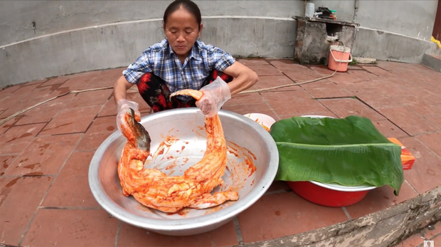 Bà Tân Vlog khoe làm món cá sấu khổng lồ nướng nhưng nhan sắc cô con gái ruột lại chiếm &quot;spot light&quot; khiến người xem bất ngờ - Ảnh 3.