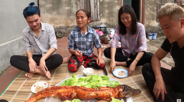 Bà Tân Vlog khoe làm món cá sấu khổng lồ nướng nhưng nhan sắc cô con gái ruột lại chiếm &quot;spot light&quot; khiến người xem bất ngờ - Ảnh 6.