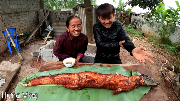 Bà Tân Vlog khoe làm món cá sấu khổng lồ nướng nhưng nhan sắc cô con gái ruột lại chiếm 