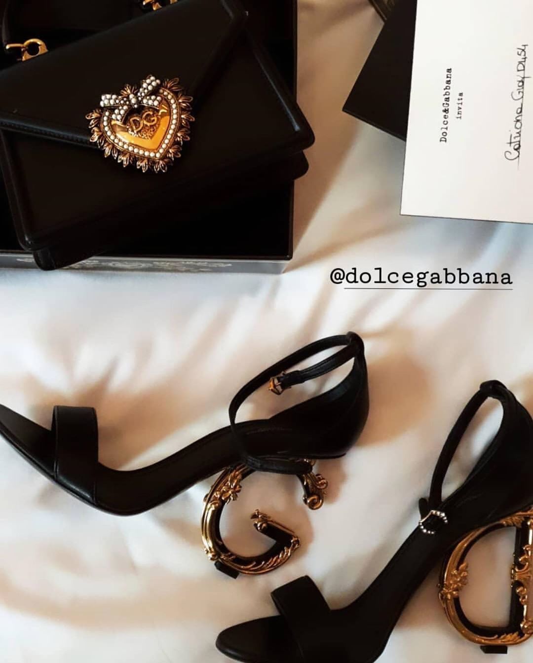 Pha đụng hàng hiếm gặp nhất lịch sử: Dự show Dolce & Gabbana, Catriona Gray bị dí cho bộ đầm y hệt siêu mẫu Ý, sự khác biệt nằm ở cách mà &quot;ta&quot; lên đồ - Ảnh 3.