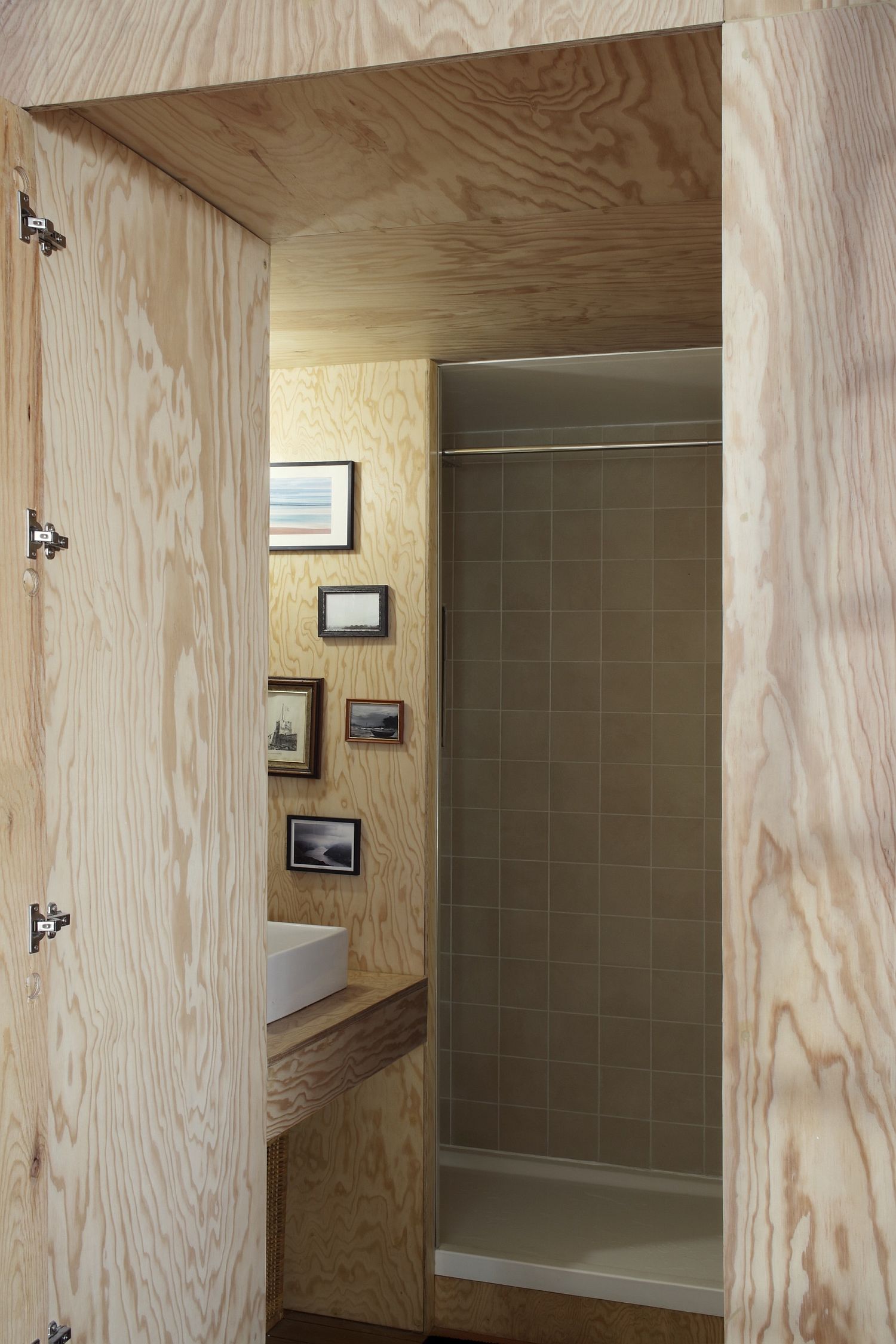 Căn hộ nhỏ làm từ gỗ cực xinh, biến nhà ở thành không gian trang trí trong từng góc nhỏ - Ảnh 8.