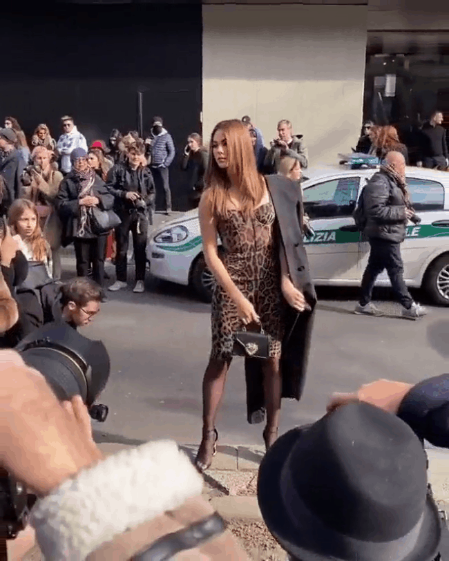 Pha đụng hàng tại trận: Catriona Gray diện đầm y hệt siêu mẫu Ý tại show Dolce & Gabbana, người an toàn người chất chơi - Ảnh 4.