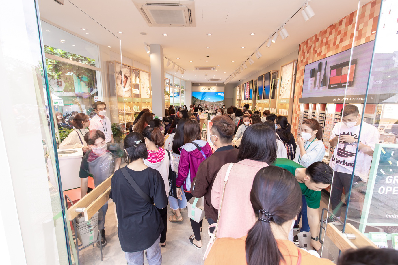 Sướng nhất các tín đồ làm đẹp Đà Nẵng: Vừa shopping nhận quà “khủng” từ innisfree, vừa nghe Phương Ly hát live cực đỉnh - Ảnh 2. Sướng nhất các tín đồ làm đẹp Đà Nẵng: Vừa shopping nhận quà “khủng” từ innisfree, vừa nghe Phương Ly hát live cực đỉnh - Ảnh 2.