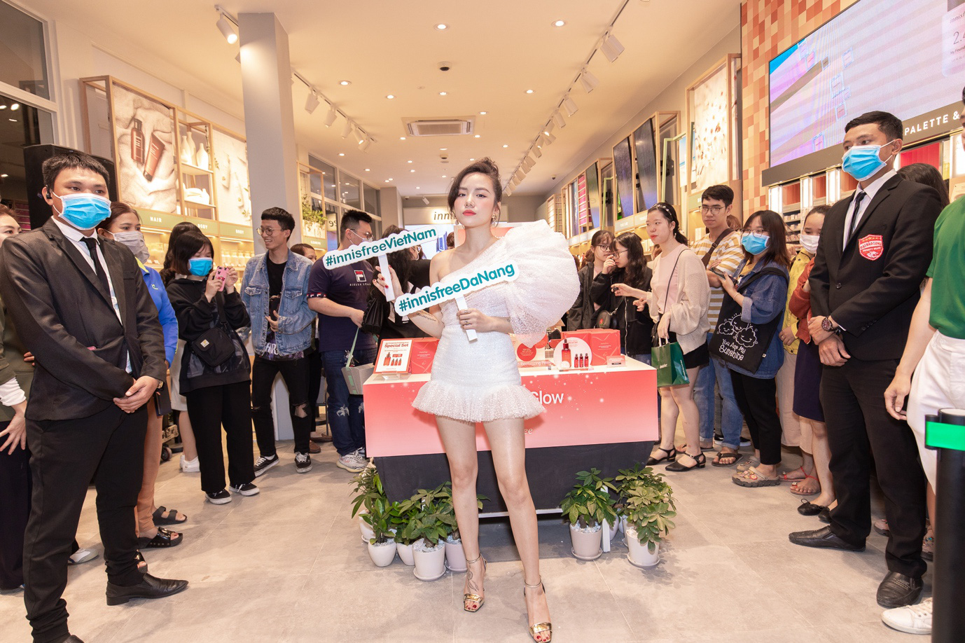 Sướng nhất các tín đồ làm đẹp Đà Nẵng: Vừa shopping nhận quà “khủng” từ innisfree, vừa nghe Phương Ly hát live cực đỉnh - Ảnh 3. Sướng nhất các tín đồ làm đẹp Đà Nẵng: Vừa shopping nhận quà “khủng” từ innisfree, vừa nghe Phương Ly hát live cực đỉnh - Ảnh 3.