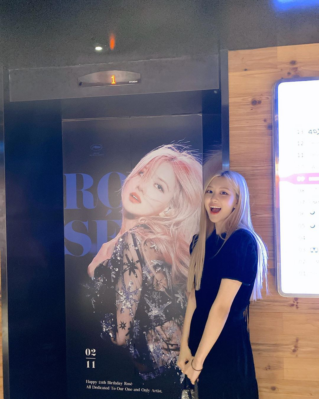 22 tuổi đầu mà Rosé Black Pink vẫn hồn nhiên ăn cả nến lại còn có cả  cô bạn Lisa ngây ngô đồng hành