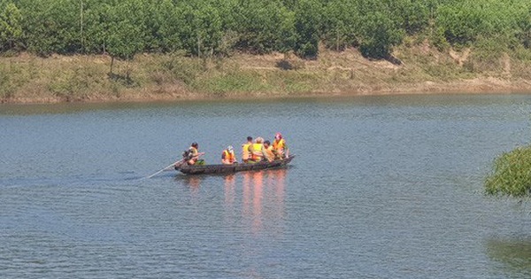 [Nóng] Chìm thuyền chở 10 người ở Quảng Nam, 6 người mất tích - Ảnh 1.