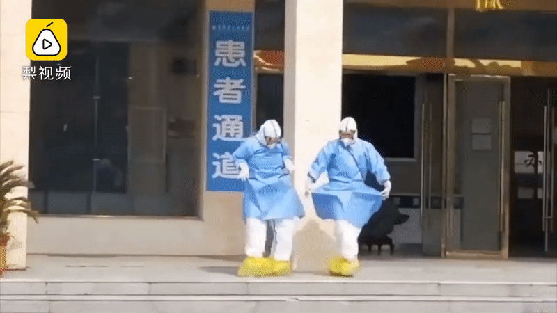 Mừng 6 bệnh nhân xuất viện, các nhân viên y tế múa điệu &quot;Hồ Thiên Nga&quot; khi vẫn mặc trang phục bảo hộ trên người - Ảnh 1.