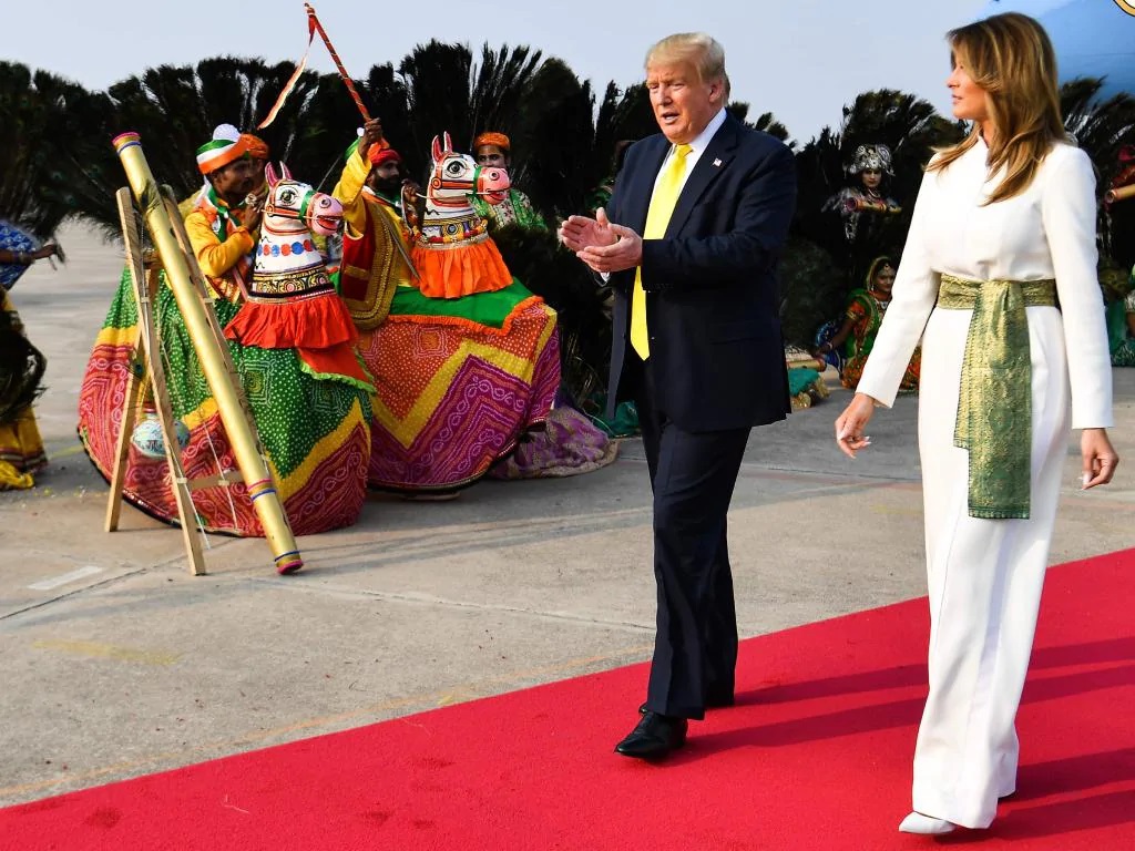 Bà Melania Trump khí chất ngút ngàn khi diện jumpsuit trắng nhưng ý nghĩa thú vị sau đó mới càng khiến dân tình trầm trồ - Ảnh 4.