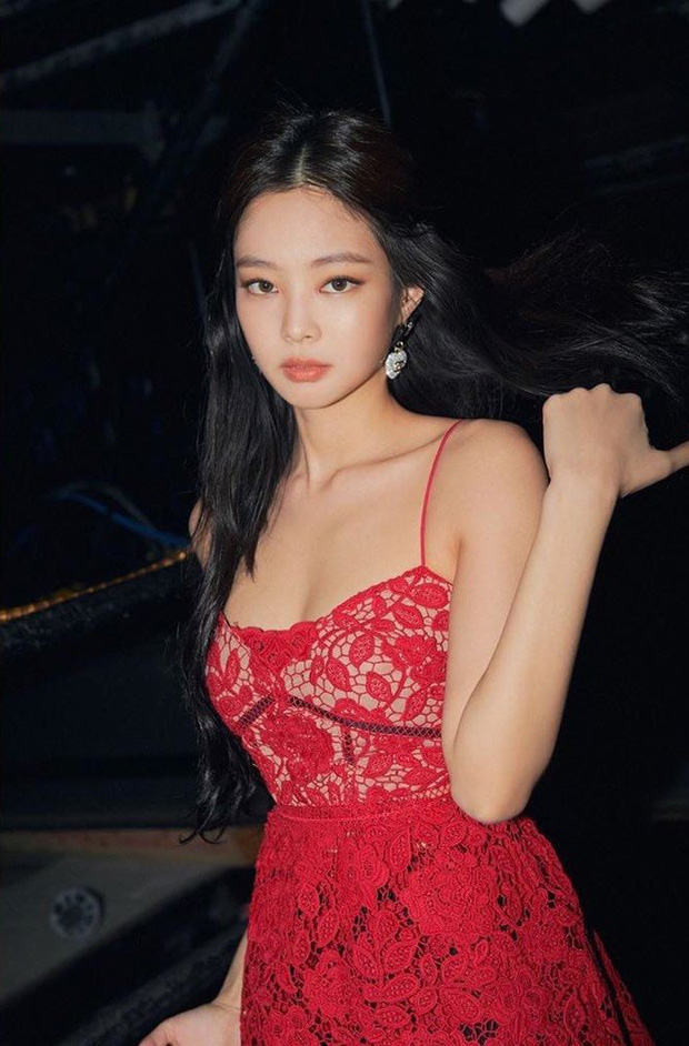 Lụa nào cũng đẹp vì Jennie, bao gồm cả váy ren đỏ kém sang không lối thoát từng khiến nhiều sao Việt &quot;lọt hố&quot; - Ảnh 3.