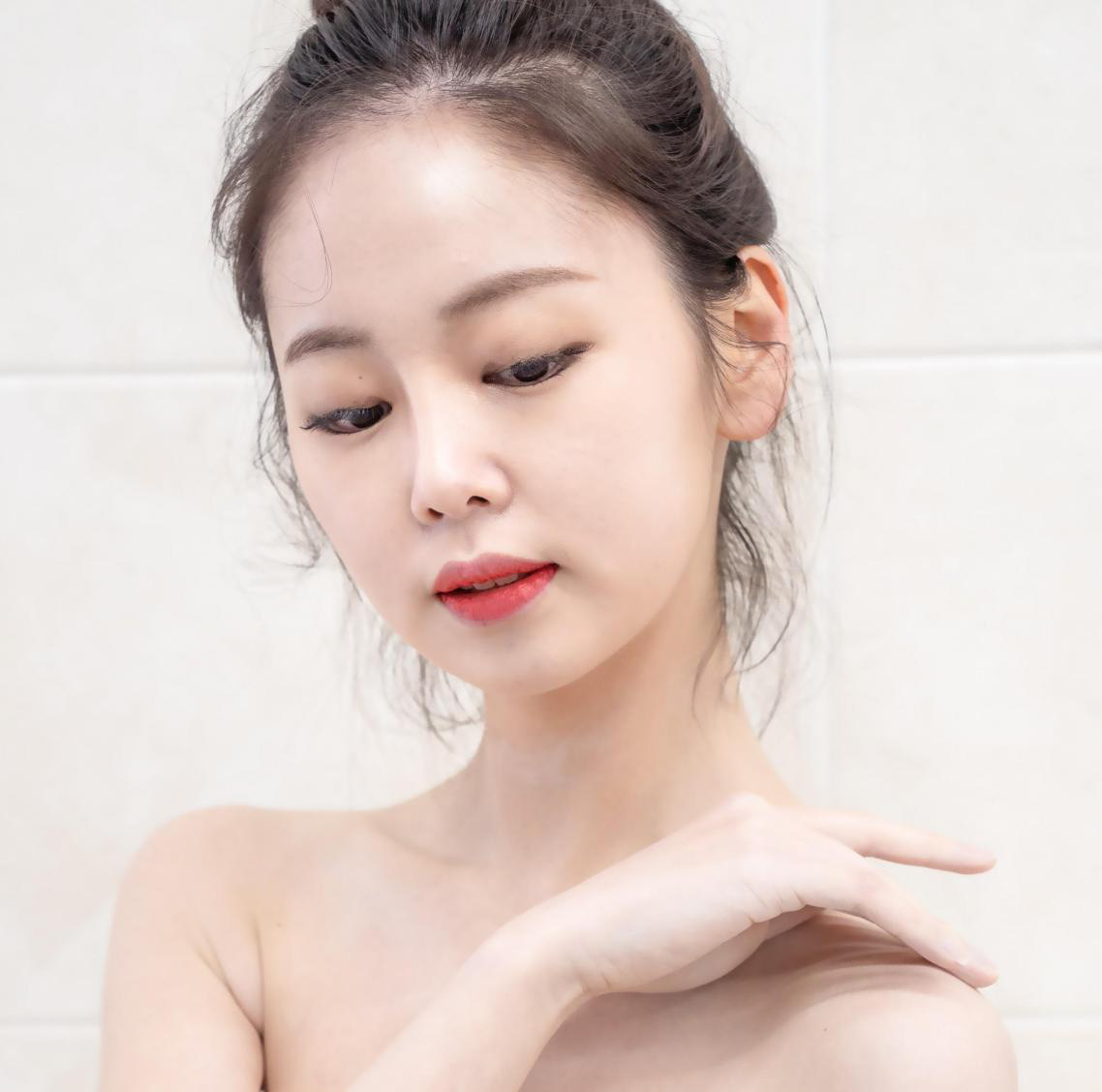 “Sốt xình xịch” xu hướng làm đẹp glass skin và bí quyết dưỡng da căng bóng sáng mịn như con gái Hàn Quốc - Ảnh 1.