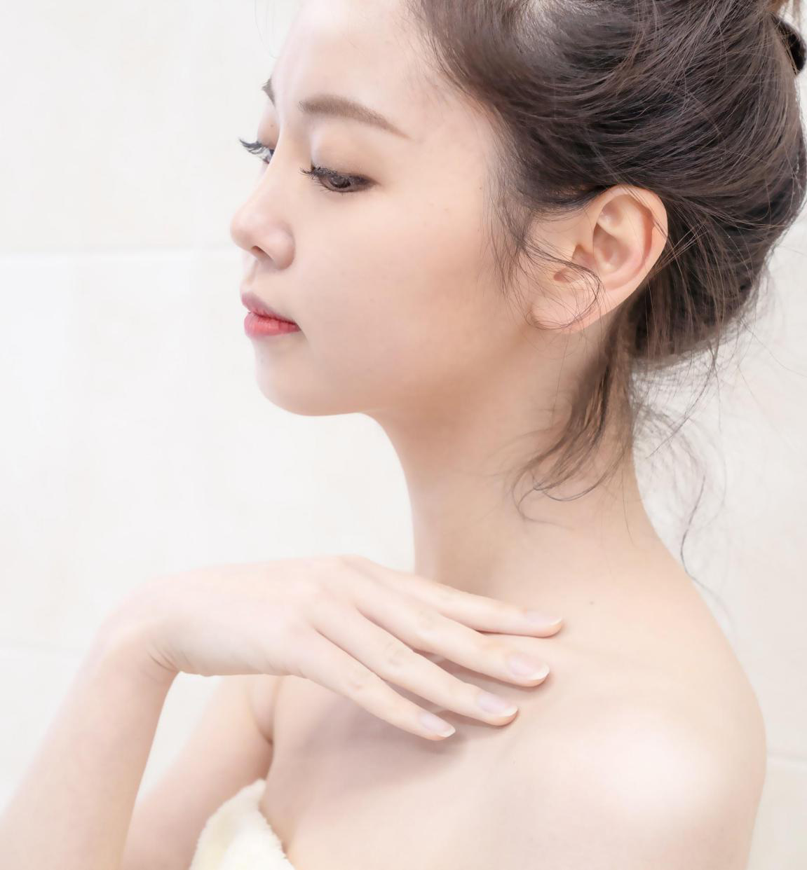 “Sốt xình xịch” xu hướng làm đẹp glass skin và bí quyết dưỡng da căng bóng sáng mịn như con gái Hàn Quốc - Ảnh 2.