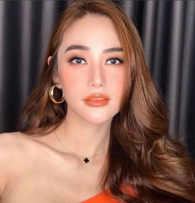 Linh Chi khẳng định: Yêu một người chính là cảm giác, chỉ cần người ấy xuất hiện, xung quanh đều tự động phai màu...Tiếp theo người ấy trong đám đông, toả sáng. Linh Chi khẳng định: Yêu một người chính là cảm giác, chỉ cần người ấy xuất hiện, xung quanh đều tự động phai màu...Tiếp theo người ấy trong đám đông, toả sáng.