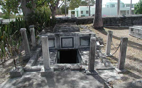 Bí ẩn xung quanh những cỗ quan tài tự dịch chuyển ở Barbados 200 năm trước: Là do tác động của con người hay từ các thế lực siêu nhiên - Ảnh 3.
