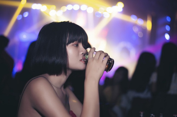 asian-girl-drinking-beer-bar1150-18972-15827643934401105555822.jpg