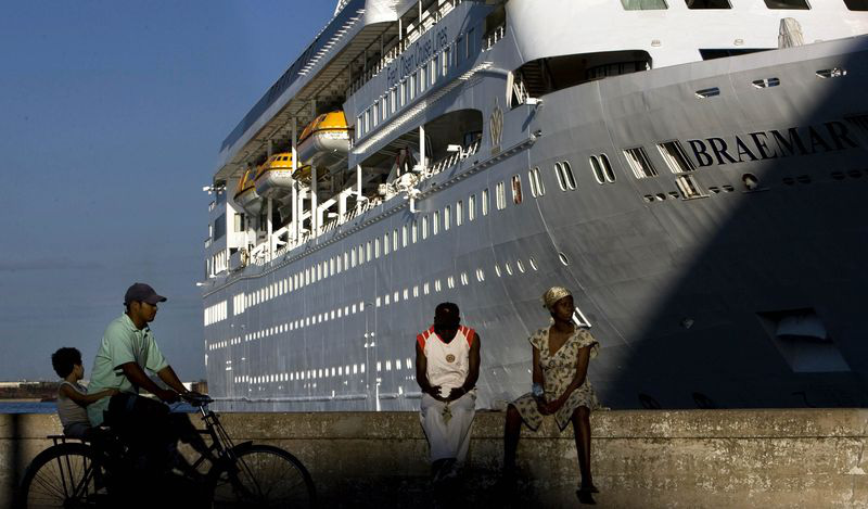 Du thuyền bị “hắt hủi” gây hỗn loạn ở vùng biển Caribbean - Ảnh 1.