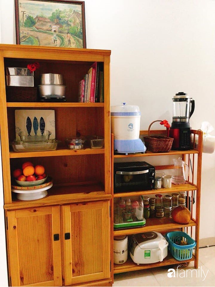 Phòng bếp chỉ rộng 6m² nhưng nhờ kinh nghiệm sắp xếp tối giản mẹ đảm ở Hà Nội vẫn khiến không gian ngăn nắp, gọn gàng - Ảnh 2.