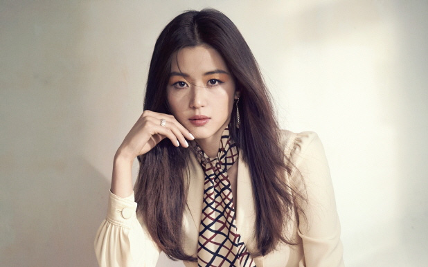 Không chỉ xuất thân từ gia thế "khủng", ông xã "mợ chảnh" Jeon Ji Hyun còn xuất sắc đến mức Dispatch phải ca ngợi thế này