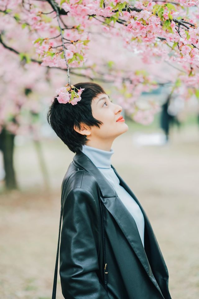 Bảo Anh than thở: Lười y&ecirc;u nhưng si&ecirc;ng đi ngắm hoa lắm xong về cảm lạnh lu&ocirc;n ở đ&oacute; m&agrave; b&agrave;y đặt thơ mộng, hoa tr&ocirc;i với cả gi&oacute; cuốn.