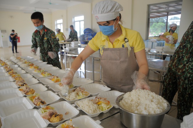 'Đột nhập' bếp ăn quân đội phục vụ hàng trăm người ở khu cách ly Hà Nội - Ảnh 2.