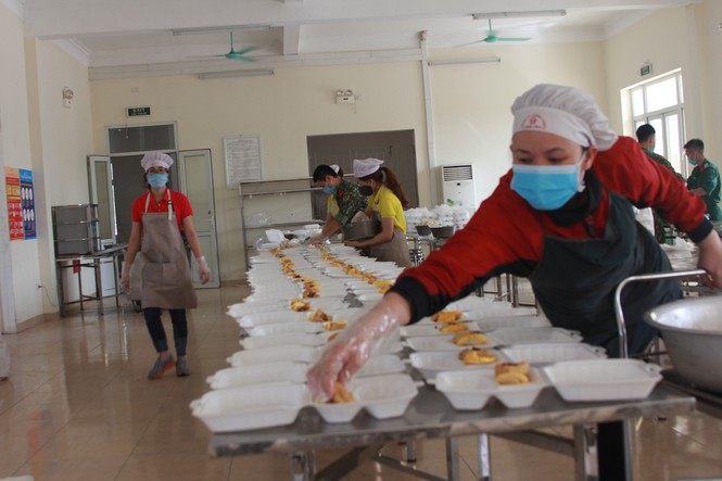 'Đột nhập' bếp ăn quân đội phục vụ hàng trăm người ở khu cách ly Hà Nội - Ảnh 3.