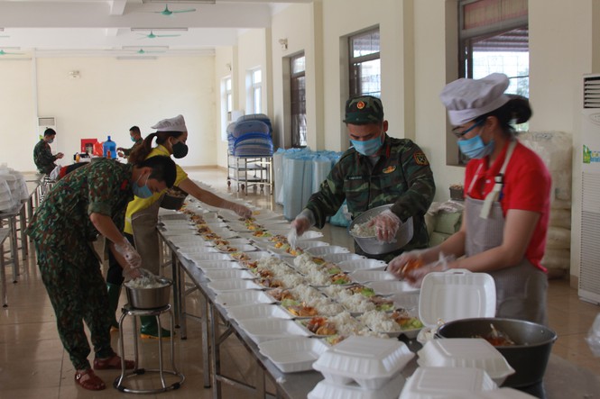 'Đột nhập' bếp ăn quân đội phục vụ hàng trăm người ở khu cách ly Hà Nội - Ảnh 5.