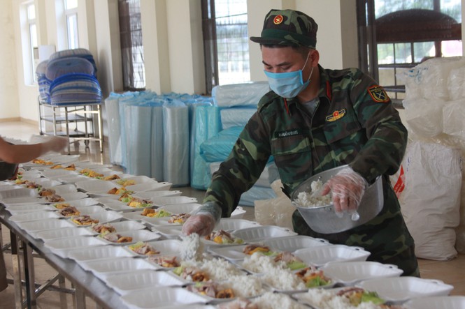 'Đột nhập' bếp ăn quân đội phục vụ hàng trăm người ở khu cách ly Hà Nội - Ảnh 6.