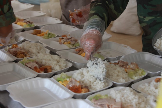 'Đột nhập' bếp ăn quân đội phục vụ hàng trăm người ở khu cách ly Hà Nội - Ảnh 7.