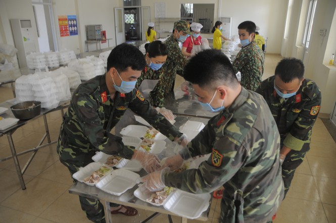 'Đột nhập' bếp ăn quân đội phục vụ hàng trăm người ở khu cách ly Hà Nội - Ảnh 8.