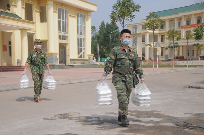 'Đột nhập' bếp ăn quân đội phục vụ hàng trăm người ở khu cách ly Hà Nội - Ảnh 10.