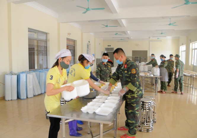 'Đột nhập' bếp ăn quân đội phục vụ hàng trăm người ở khu cách ly Hà Nội - Ảnh 1.