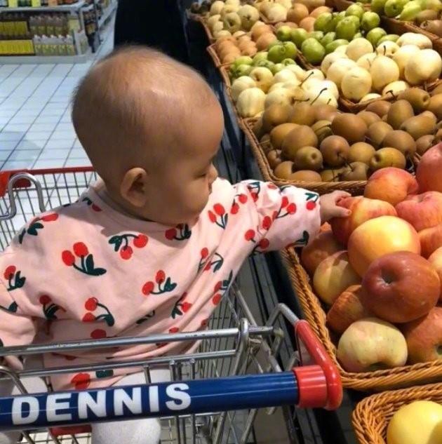 Con cứ đòi sờ nắn khắp hoa quả trong siêu thị đến là phiền, mẹ bực mình cho bé bài học &quot;không thể nào quên&quot; khiến ai nấy phải &quot;ngả mũ thán phục&quot;  - Ảnh 1.