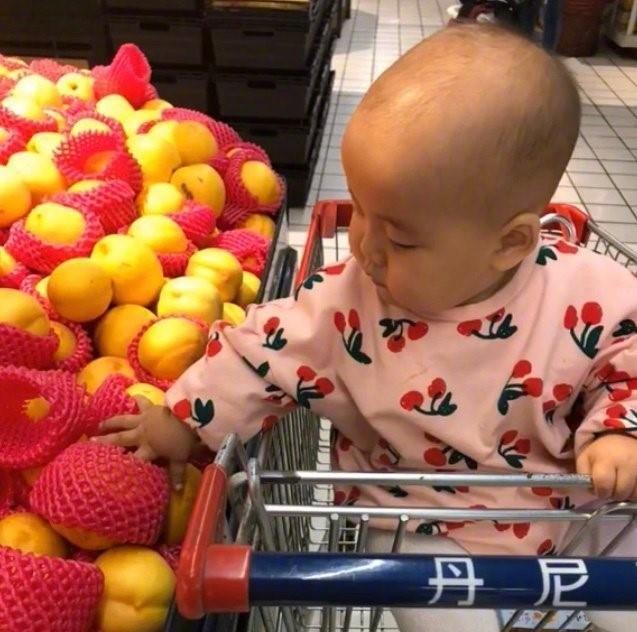 Con cứ đòi sờ nắn khắp hoa quả trong siêu thị đến là phiền, mẹ bực mình cho bé bài học &quot;không thể nào quên&quot; khiến ai nấy phải &quot;ngả mũ thán phục&quot;  - Ảnh 2.