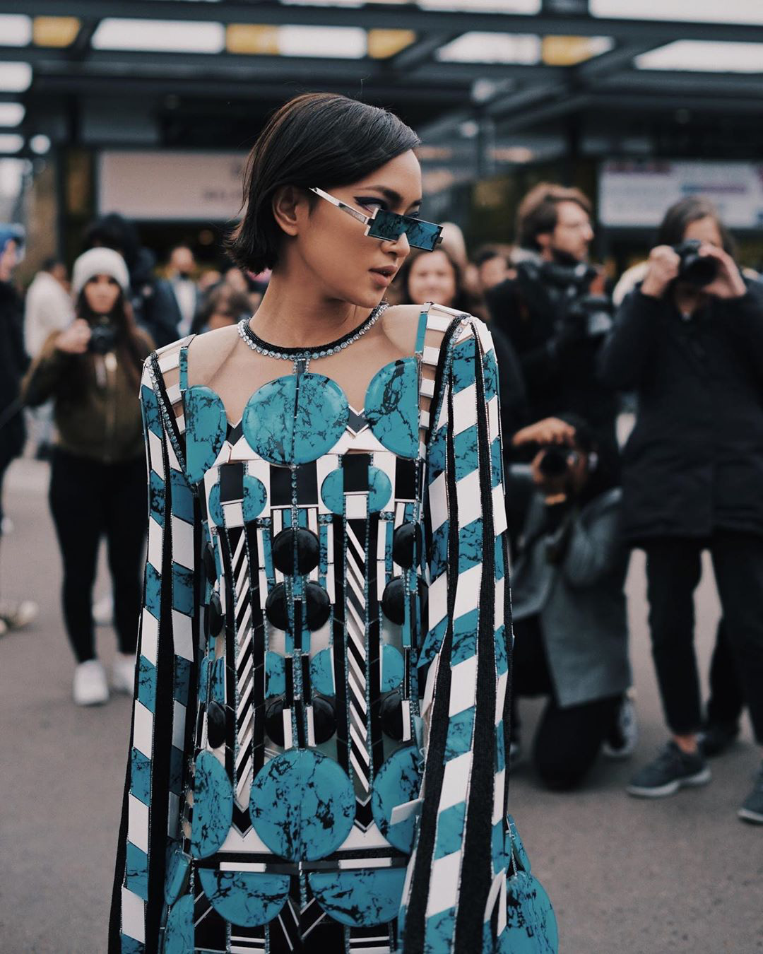 Dự show Balmain: Ch&acirc;u B&ugrave;i tiếp tục &ldquo;biến h&igrave;nh&rdquo; nhưng lần n&agrave;y gồng m&igrave;nh v&aacute;c chiếc đầm tận 10kg - Ảnh 3.
