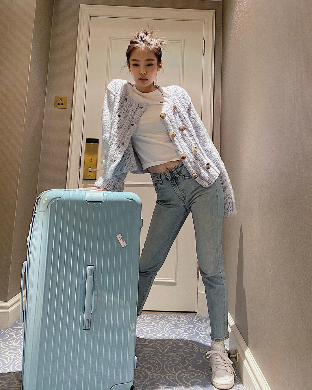 Chiếc quần jeans y&ecirc;u th&iacute;ch của Jennie đ&acirc;y rồi: Kiểu quần lai cực kỳ nịnh d&aacute;ng m&agrave; bạn sẽ muốn m&uacute;c ngay 1 chiếc tương tự - Ảnh 2.