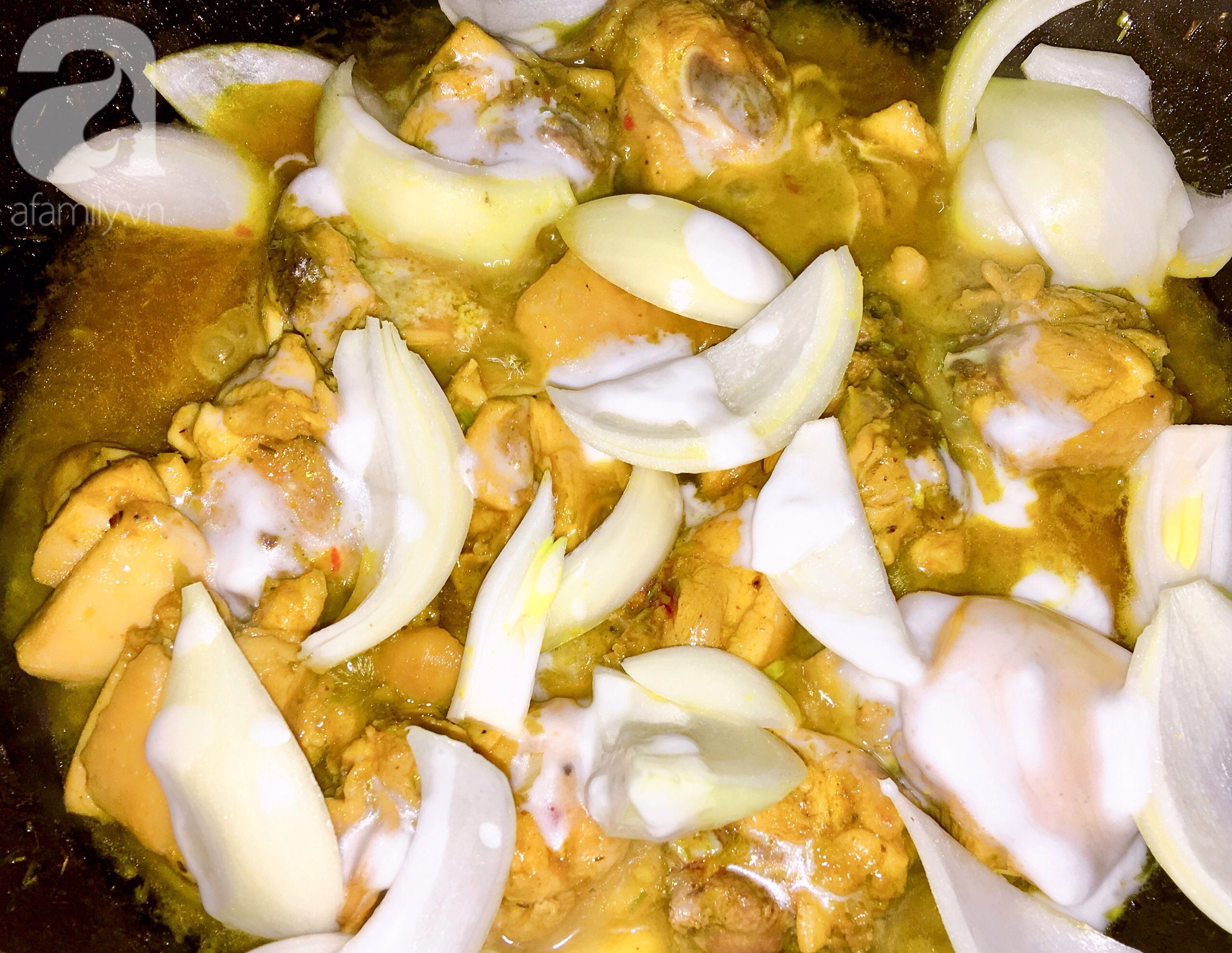 Gà om cốt dừa - ăn với cơm, bún hay bánh mì đều ngon tuyệt - Ảnh 5. Gà om cốt dừa - ăn với cơm, bún hay bánh mì đều ngon tuyệt - Ảnh 5.