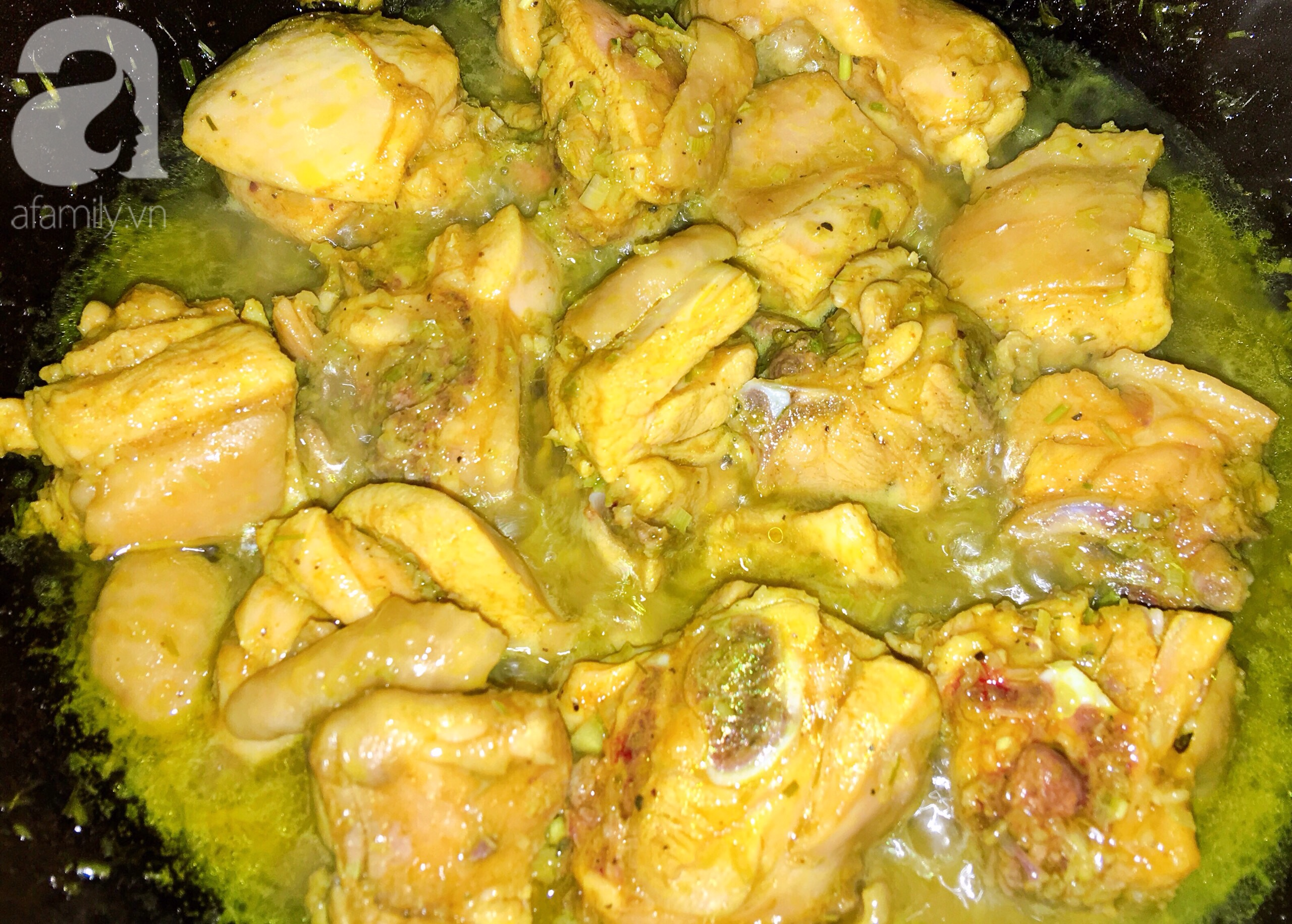 Gà om cốt dừa - ăn với cơm, bún hay bánh mì đều ngon tuyệt - Ảnh 4. Gà om cốt dừa - ăn với cơm, bún hay bánh mì đều ngon tuyệt - Ảnh 4.