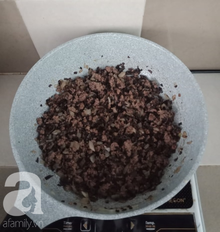 D&ugrave;ng chảo kh&ocirc;ng d&iacute;nh tr&aacute;ng b&aacute;nh cuốn: Tưởng kh&ocirc;ng dễ m&agrave; dễ kh&ocirc;ng tưởng, ăn ngon cực! - Ảnh 6.