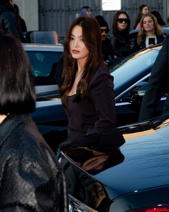 Song Hye Kyo xuất hiện trên bìa tạp chí Harper's Bazaar Thái Lan giữa bão chỉ trích thờ ơ trong việc quyên góp cho công tác chống dịch tại Hàn Quốc - Ảnh 3.