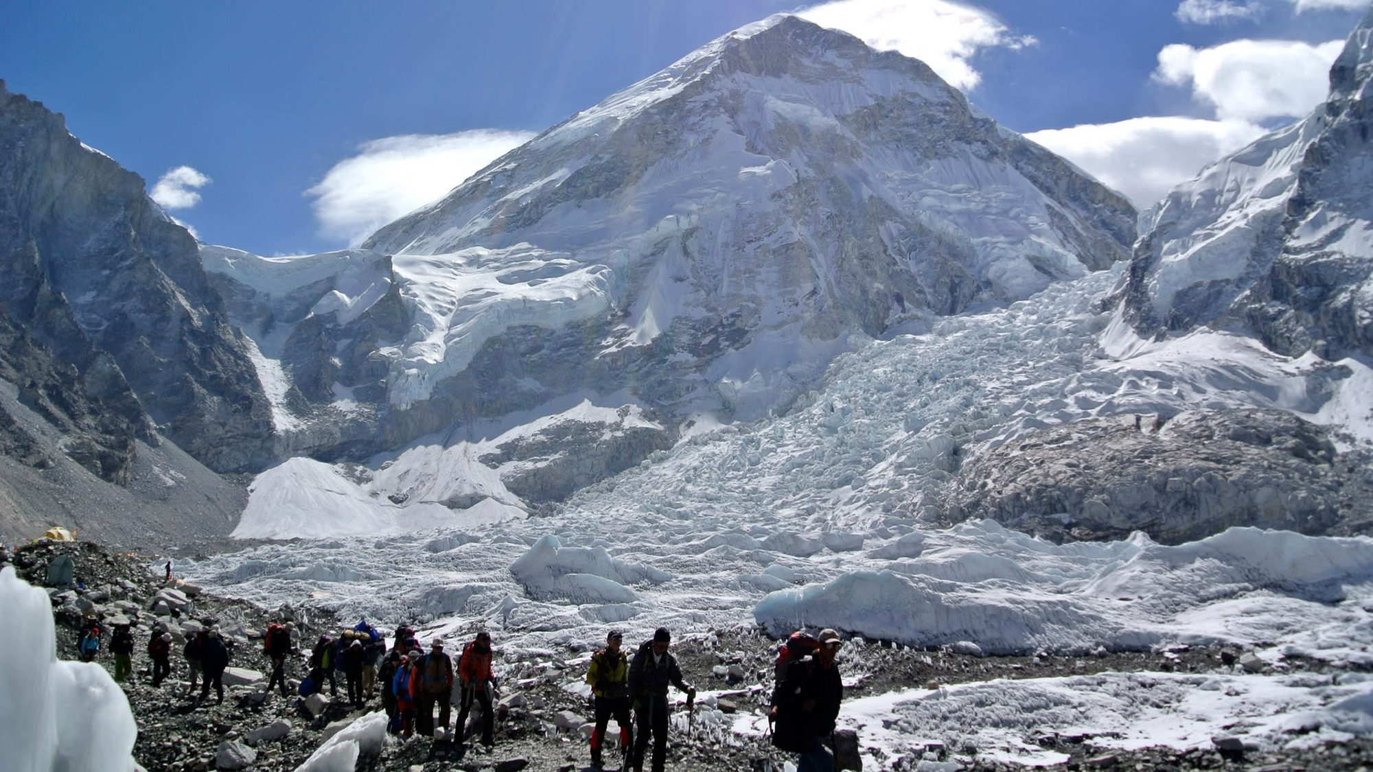 Xe buýt rơi vào khe núi, 19 người thiệt mạng ở dãy Himalaya - Ảnh 1.